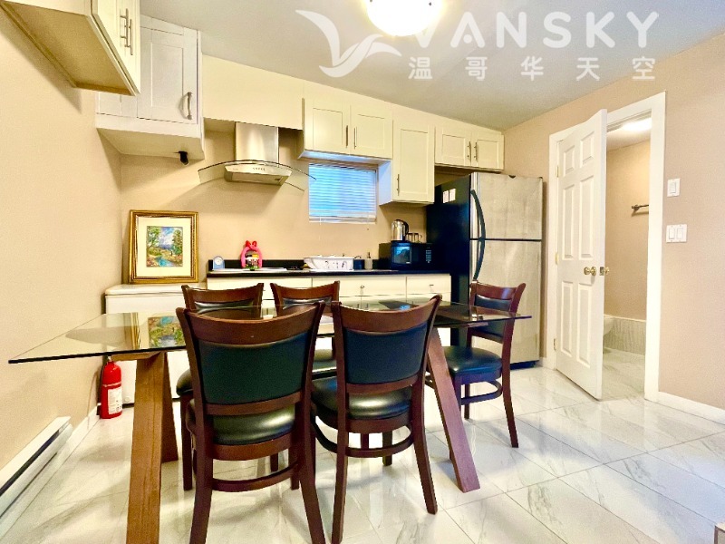 250715162850_餐桌 冰箱.jpg